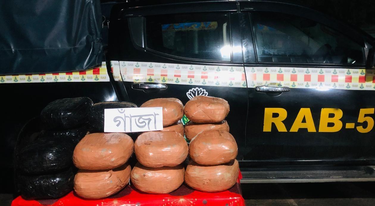 র‍্যাব-৫ এর অভিযানে ৫০ কেজি গাঁজা সহ ১  মাদক ব্যবসায়ী গ্রেফতার - Chief TV