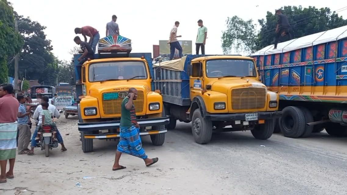 মৃত ব্যক্তিসহ নিরপরাধদের বিরুদ্ধে মামলা, সড়ক অবরোধ - Chief TV