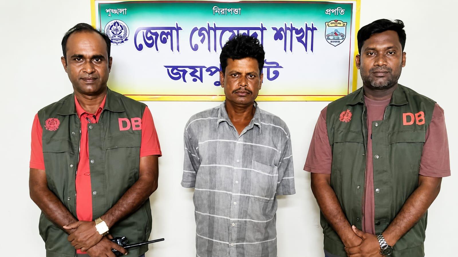 পেটের ভেতর লুকিয়ে ৫০০ পিস ইয়াবা পাচার, ডিবি  হাতে মাদক কারবারি গ্রেপ্তার