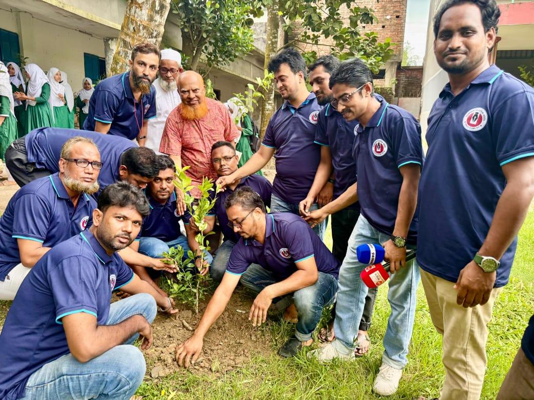 চৌদ্দগ্রামে শিক্ষার্থীদের মাঝে দুই শতাধিক গাছের চারা বিতরণ - Chief TV
