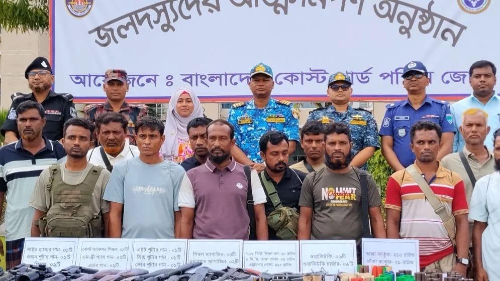সুন্দরবনে ‘নানা ভাই’ বাহিনীর প্রধানসহ ১২ জনের আত্মসমর্পণ - Chief TV