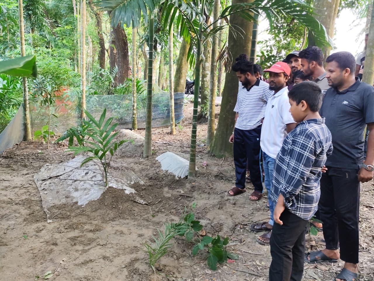 ভোলায় ‘জীবিত আছেন’ ভেবে তরুণীর কবর খুঁড়লেন স্বজনরা, অতঃপর  - Chief TV