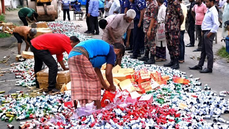 সাড়ে ৫২ লাখ টাকার ক্ষতিকর যৌন উত্তেজক সিরাপ গুঁড়িয়ে নষ্ট - Chief TV