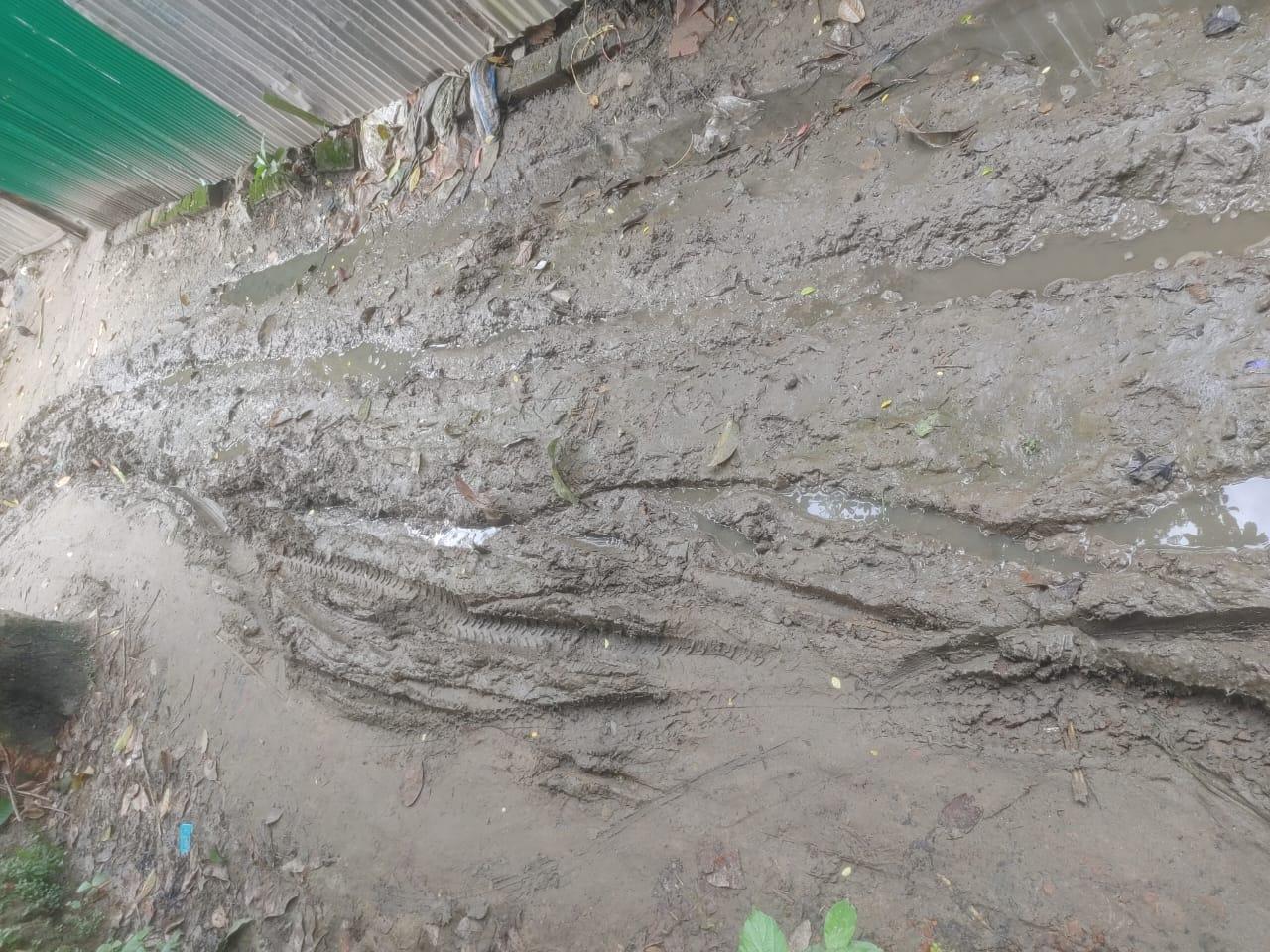 বর্ষার কাদার ফাঁদে শতাধিক  পরিবার, দুর্ভোগ চরমে - Chief TV