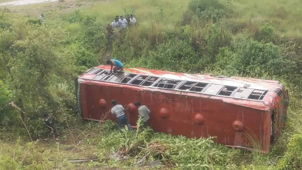 কুমিল্লায় বাস নিয়ন্ত্রণ হারিয়ে খাদে, দুই চিকিৎসকসহ আহত ১১ - Chief TV