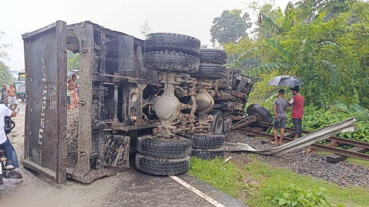 রাজারহাটে রেললাইনের ওপর ট্রাক উল্টে ট্রেন চলাচল বন্ধ, চরম ভোগান্তিতে  - Chief TV