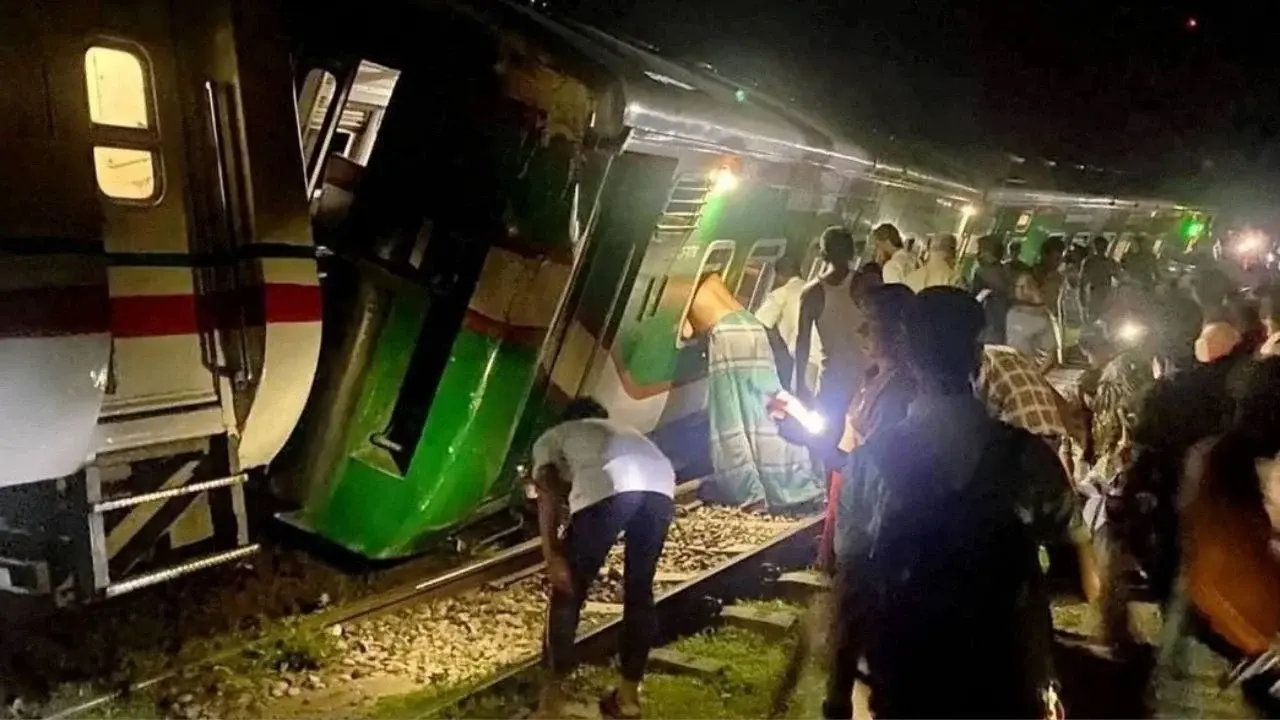 গৌরীপুরে লাইনচ্যুত ৩ কোচ ফেলে চট্টগ্রামের পথে বিজয় এক্সপ্রেস - Chief TV