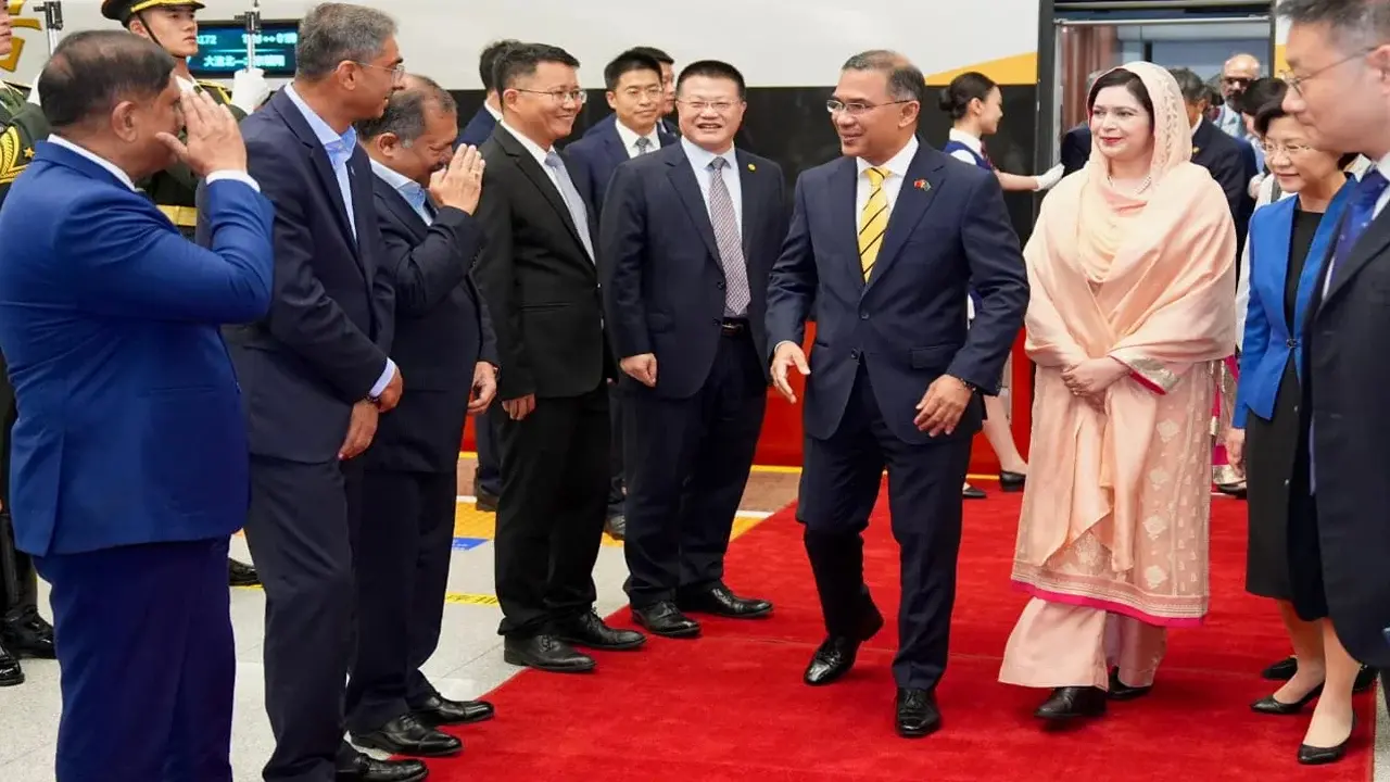 বেইজিংয়ে পৌঁছেছেন প্রধানমন্ত্রী তারেক রহমান, দেওয়া হলো লাল গালিচা সংবর্ধনা - Chief TV
