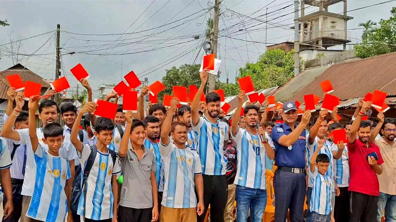 নেত্রকোণায় মাদককে লাল কার্ড দেখালেন ফুটবলপ্রেমীরা - chief tv