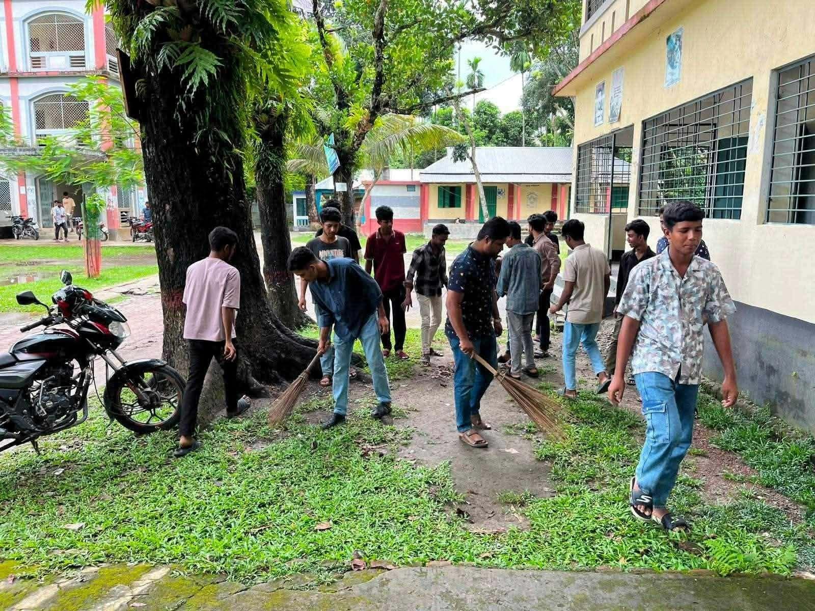 ভূরুঙ্গামারীতে ডেঙ্গু প্রতিরোধে ছাত্রদলের পরিচ্ছন্নতা অভিযান - Chief TV