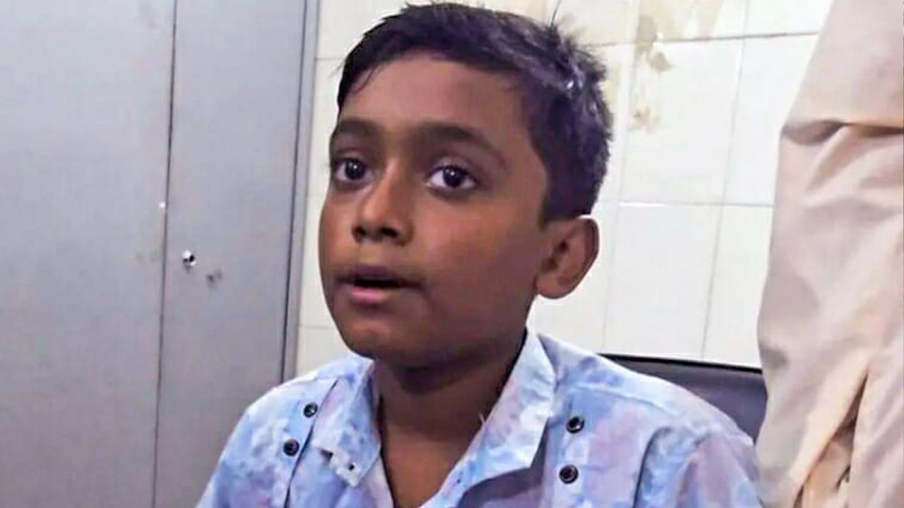 বাউফলে পুলিশের বিরুদ্ধে শিশু শিক্ষার্থীকে মারধরের অভিযোগ - Chief TV