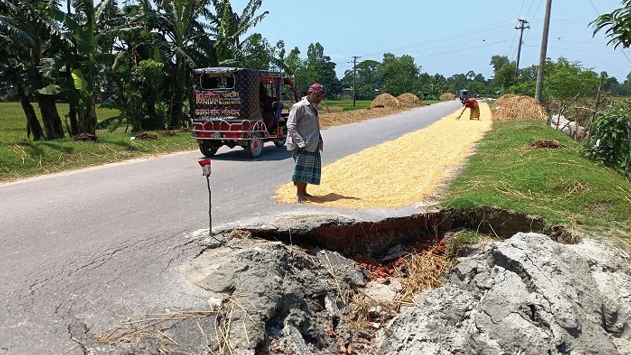 ভাসানী সেতুর সংযোগ সড়কে শতাধিক গর্ত, চরম ভোগান্তি - Chief TV