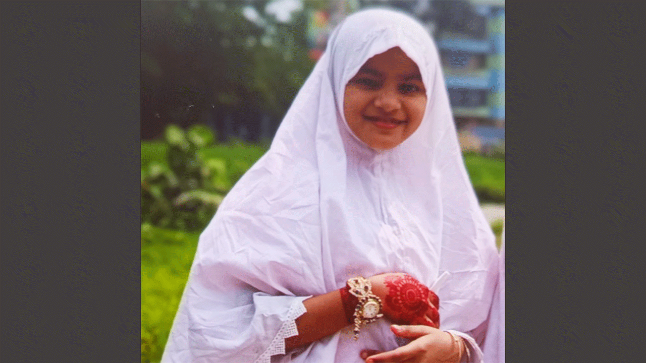 চলন্ত হাউসবোট থেকে পড়ে যায় শিশু, নিখোঁজ ছিল দুইদিন - Chief TV