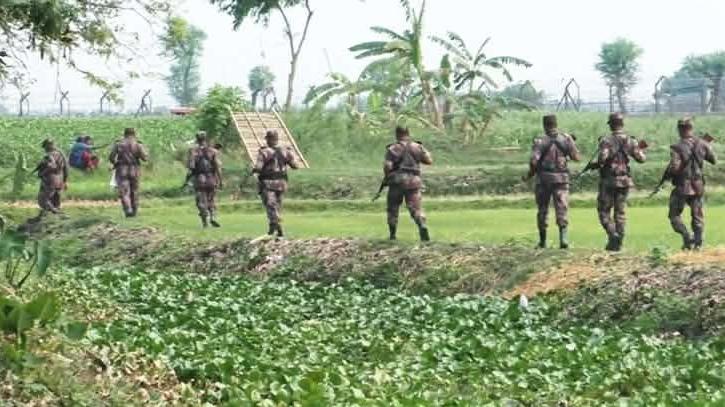 চোরাচালান করতে এসে বিজিবির ধাওয়া খেয়ে পালালো দুই ভারতীয় চোরাকারবারী - Chief TV