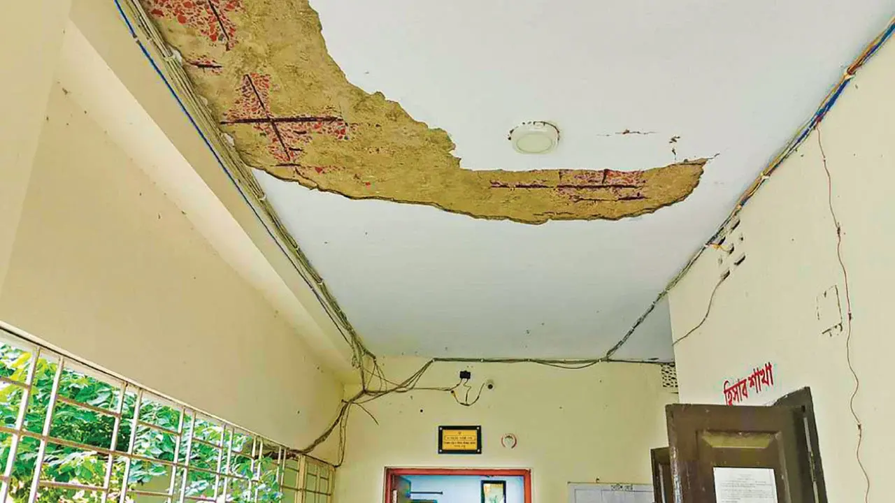 পলেস্তারা খসার আতঙ্ক নিয়েই চলছে গঙ্গাচড়া স্বাস্থ্য কমপ্লেক্স - Chief TV