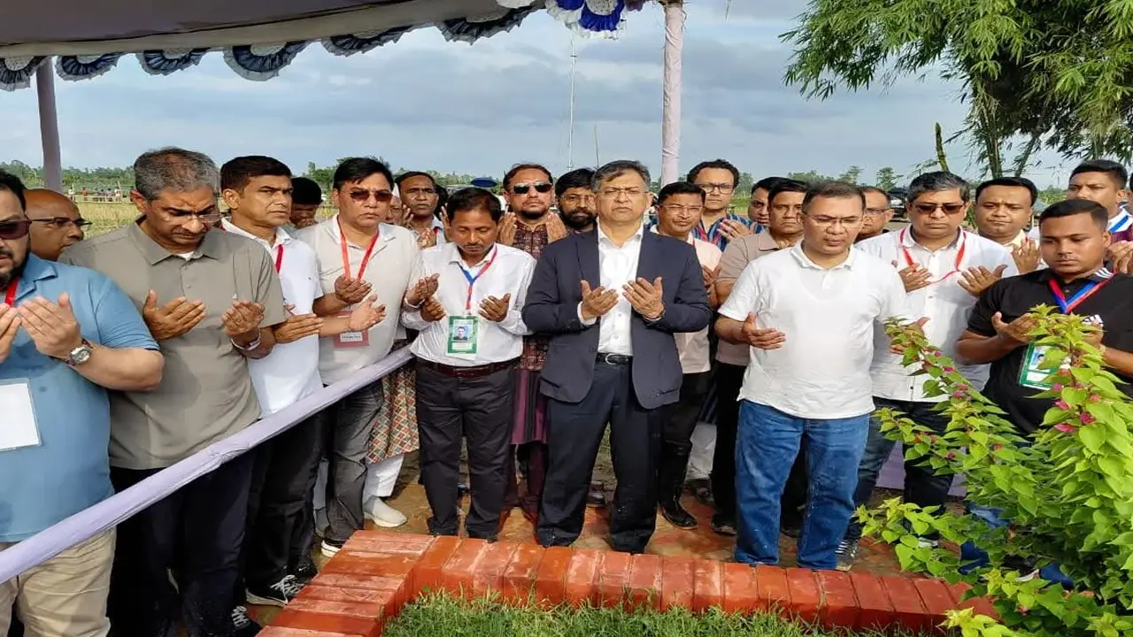 শহিদ ওয়াসিমের কবর জিয়ারত করলেন প্রধানমন্ত্রী ও স্বরাষ্ট্রমন্ত্রী - Chief TV