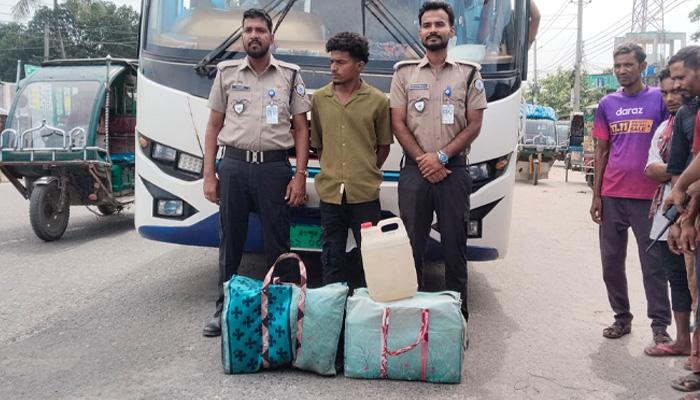 সৈয়দপুরে বাস থেকে ১০০ লিটার চোরাই মদ উদ্ধার, একজন আটক - Chief TV