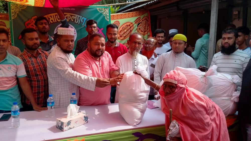 ধুনটে স্বপ্নসিঁড়ি সমাজ কল্যাণ সংগঠনের উদ্যোগে ঈদ সামগ্রী বিতরণ - Chief TV