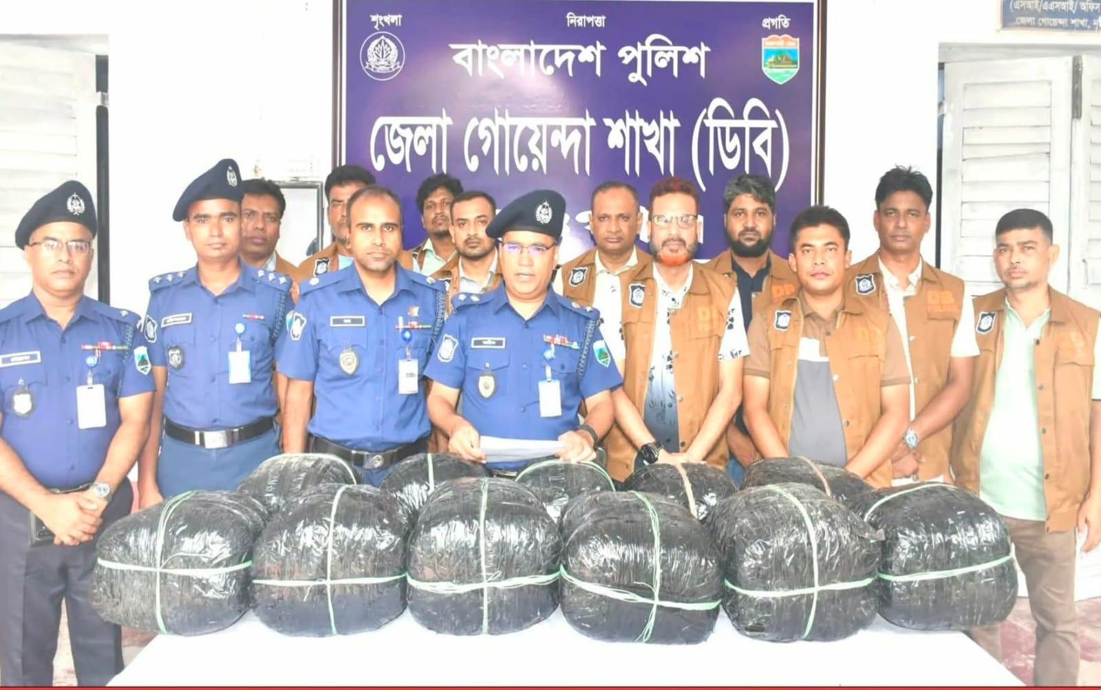 নওগাঁয় ৪২ কেজি গাঁজাসহ মাদক কারবারি গ্রেপ্তার - Chief TV