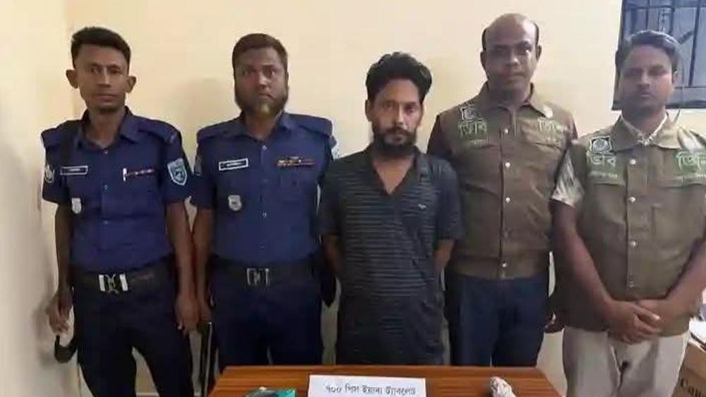 গাইবান্ধায়  শীর্ষ মাদক ব্যবসায়ী রোকন গ্রেফতার - Chief TV