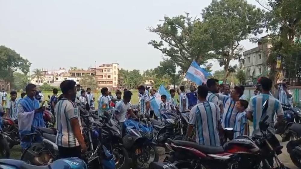 গাইবান্ধায় আর্জেন্টিনার হাজার হাজার সমর্থকের বিশাল শোভাযাত্রা।