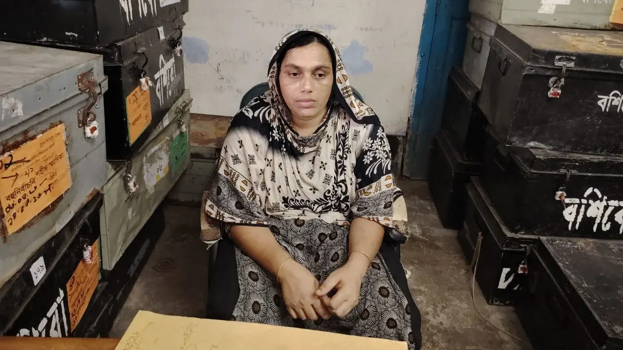 উজিরপুরে গাঁজা ও দেশীয় অস্ত্রসহ নারী গ্রেপ্তার - Chief TV