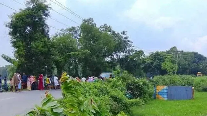 অটোরিকশা-কাভার্ডভ্যান সংঘর্ষে প্রাণ গেল তিনজনের - Chief TV