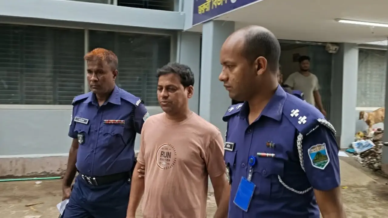 ছাত্রী ধর্ষণ ও ব্ল্যাকমেইল: চাঁপাইনবাবগঞ্জে স্কুলশিক্ষক গ্রেপ্তার - Chief TV