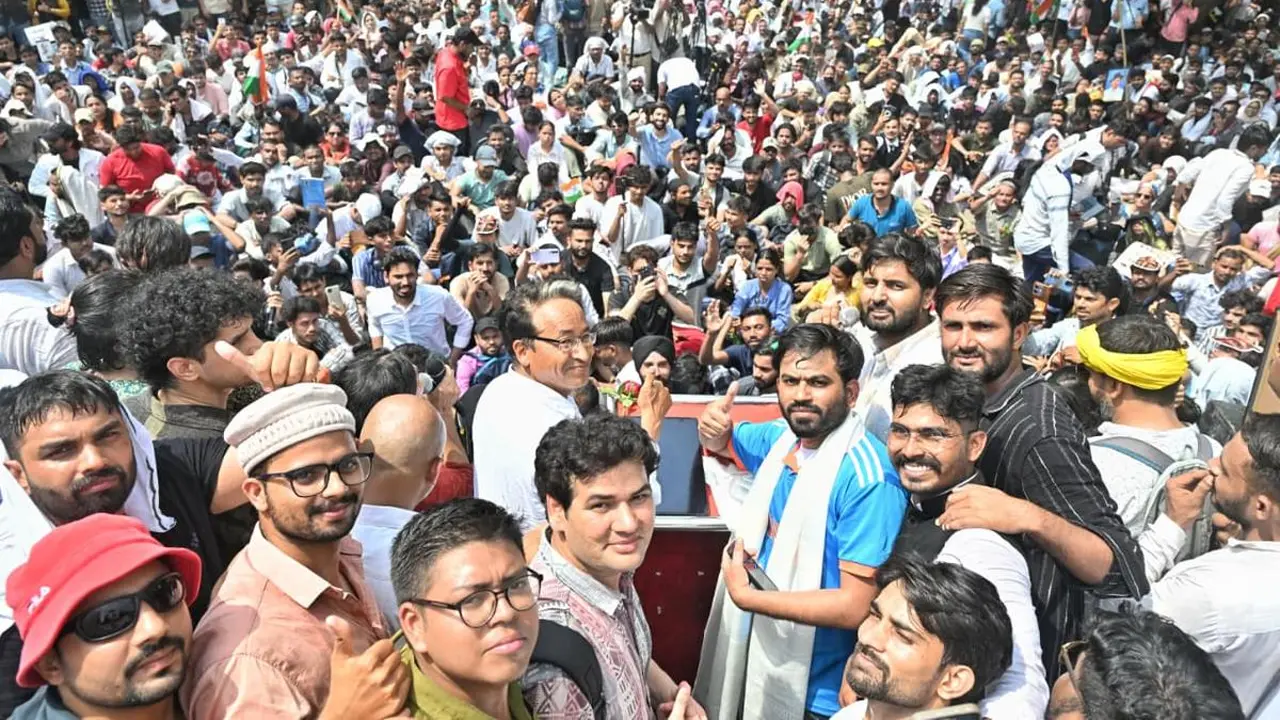 দিল্লিতে ‘ককরোচ জনতা পার্টি’র বিক্ষোভ, শিক্ষামন্ত্রীর পদত্যাগের দাবি! - Chief TV