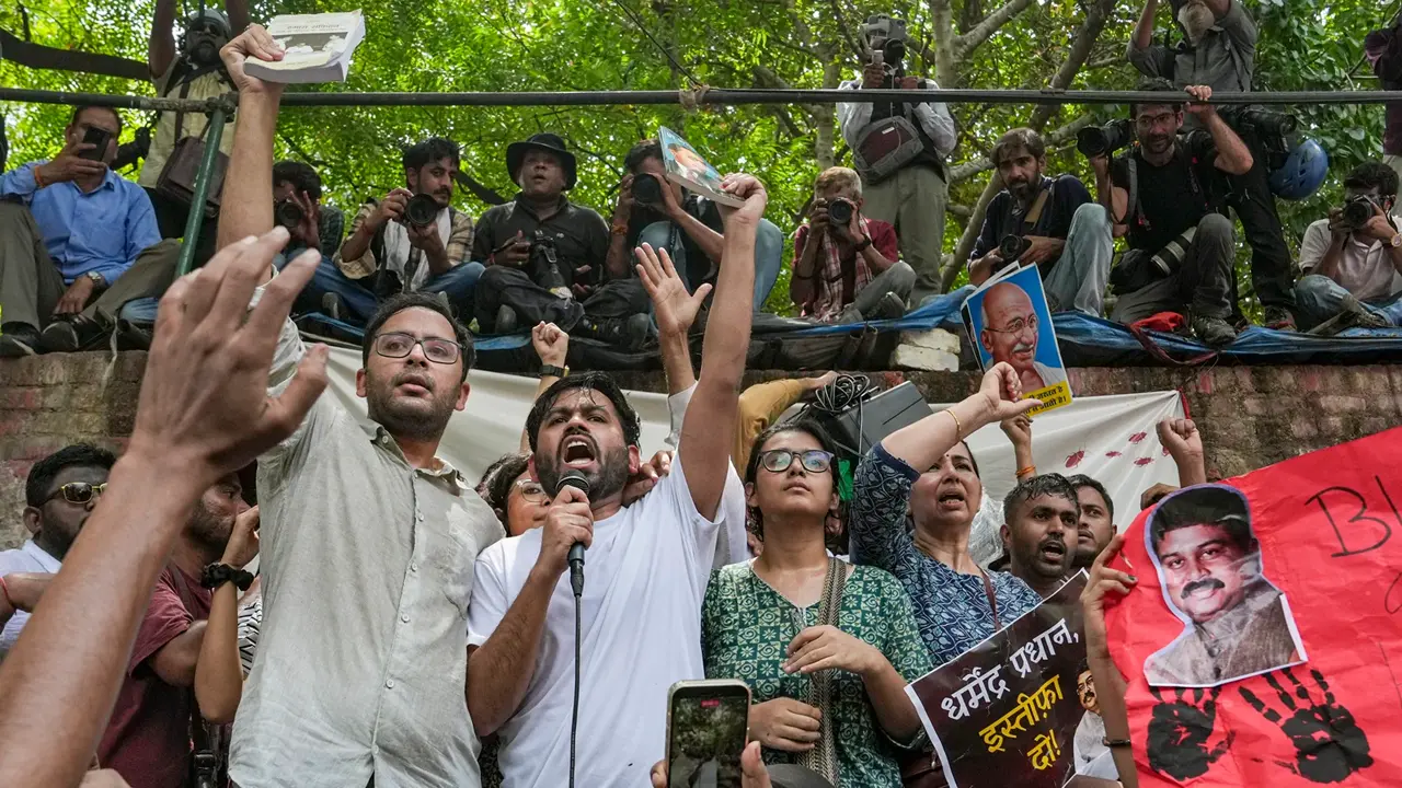 ‘ইনকিলাব জিন্দাবাদ’ স্লোগানে মুখরিত দিল্লির রাজপথ! - Chief TV
