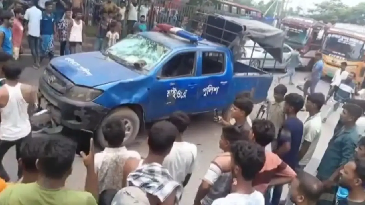ঢাকা-চট্টগ্রাম মহাসড়কে হাইওয়ে পুলিশের গাড়িতে হামলা ও ভাঙচুর, যান চলাচল বিঘ্নিত - Chief TV