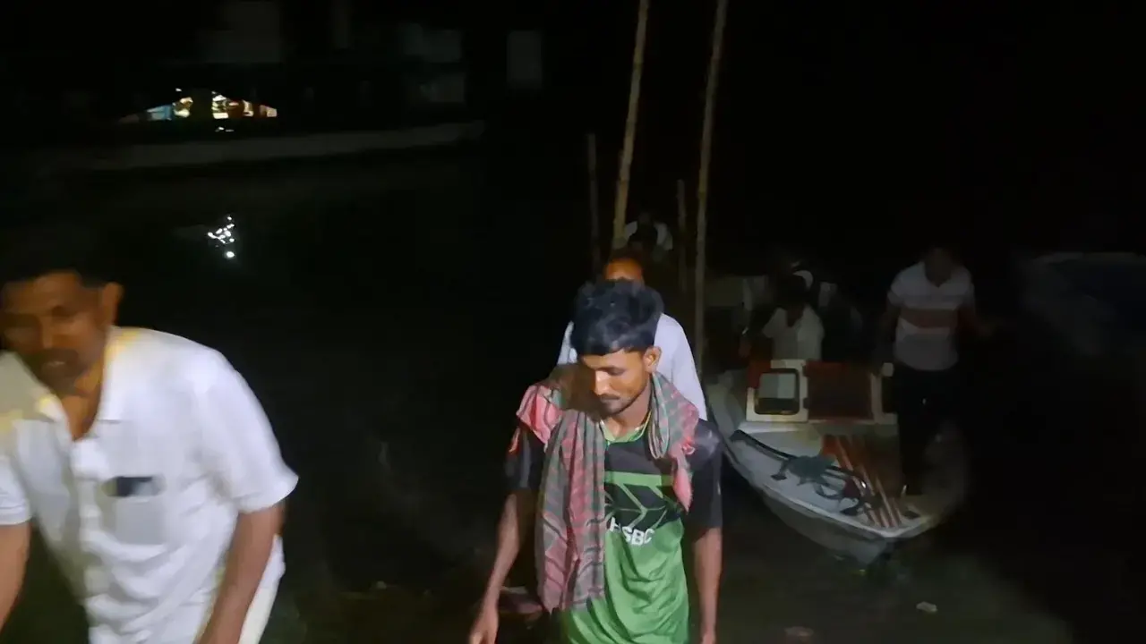 পদ্মায় স্পিডবোটে ডাকাতি: যাত্রীকে কুপিয়ে ইঞ্জিন ও টাকা লুট - Chief TV