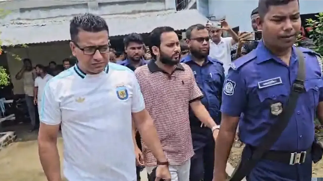ছাত্রীর গায়ে হাত দেওয়ায় ফরিদপুরে নেতাকে অবরুদ্ধ রাখল শিক্ষার্থীরা - Chief TV