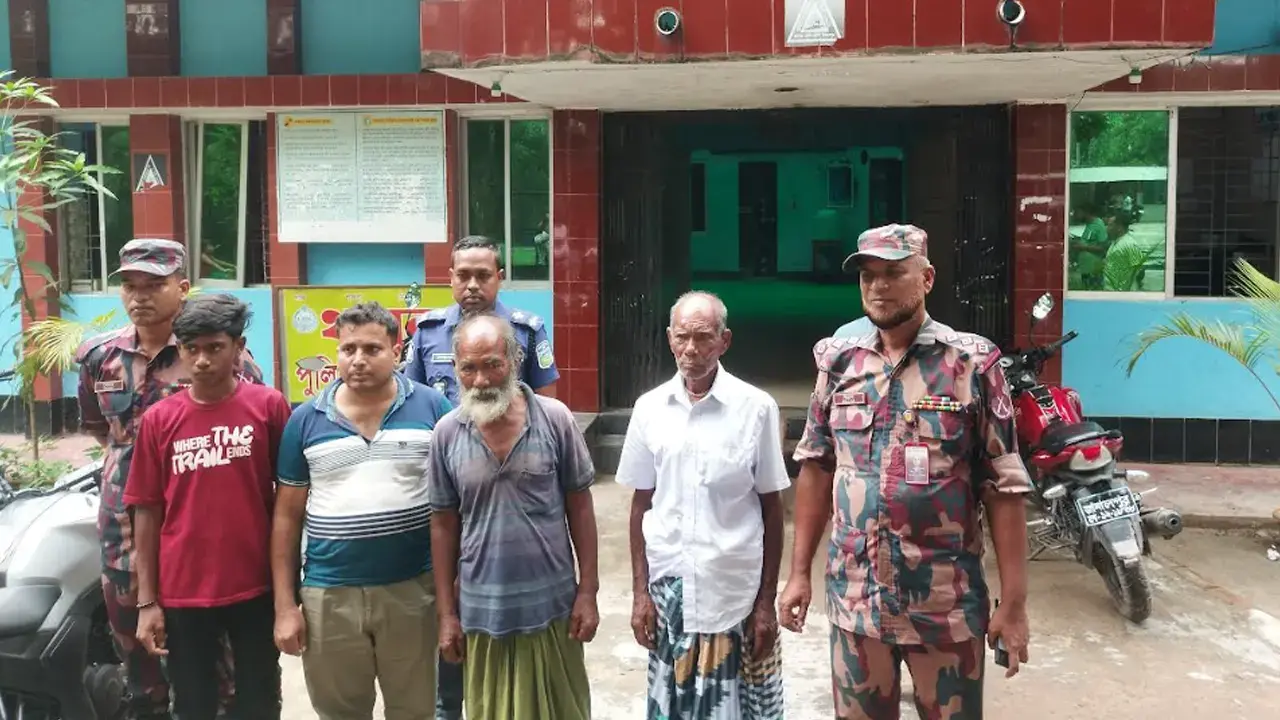 ২৪ ঘণ্টা পর উদ্ধার হওয়া বৃদ্ধকে পরিবারের কাছে হস্তান্তর - Chief TV