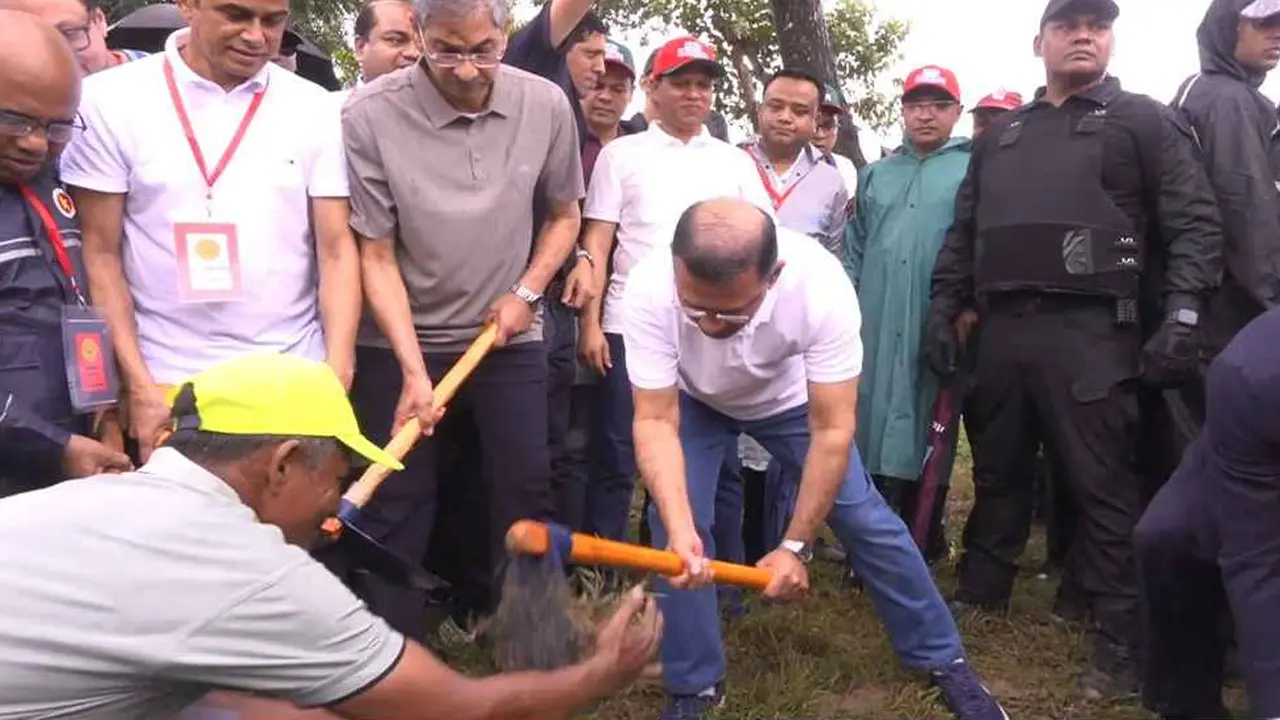 বাবার স্মৃতিবিজড়িত ‘পাতলী খাল’ পুনঃখনন উদ্বোধন করলেন প্রধানমন্ত্রী - Chief TV