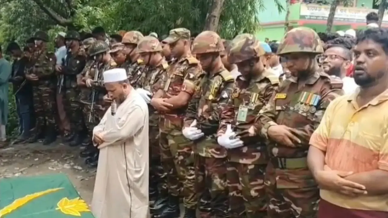 ১৮ মাসের মেয়েকে রেখে চিরনিদ্রায় সেনাসদস্য পিয়াস, সামরিক মর্যাদায় দাফন - Chief TV