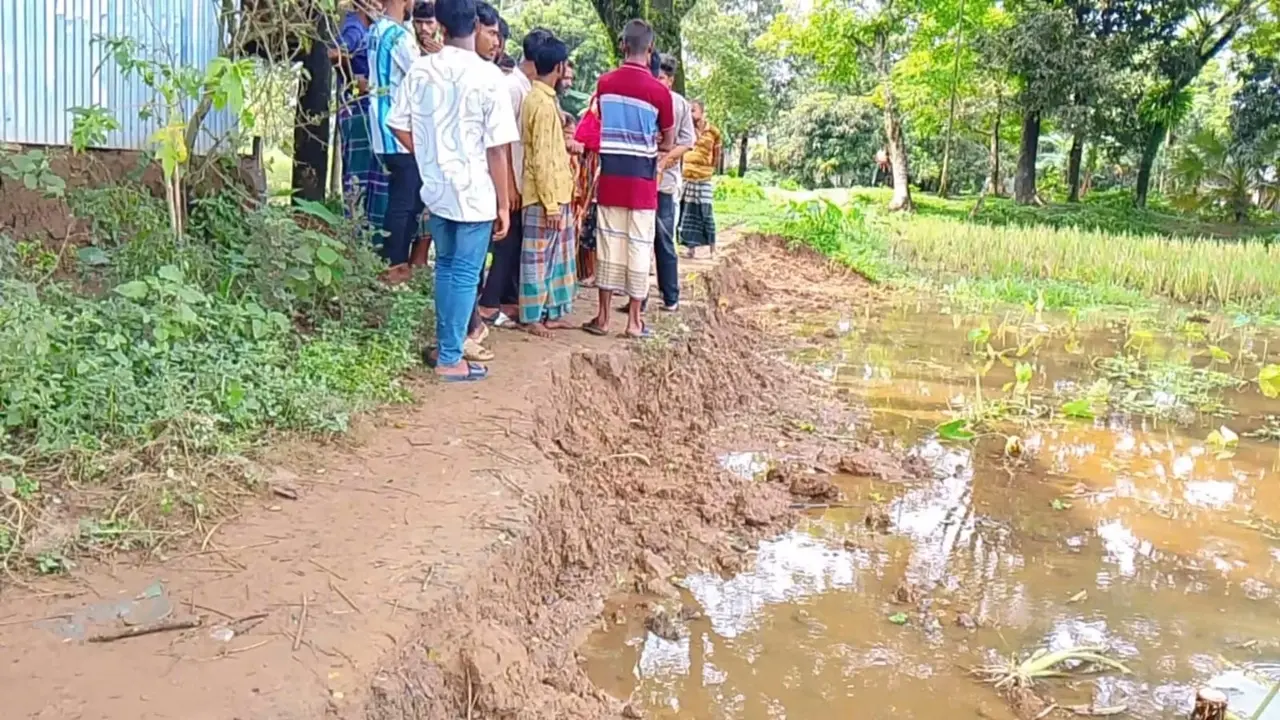 দুর্গাপুরের জোর করে কেটে ফেললো চলাচলের রাস্তা, চরম দুর্ভোগে জনসাধারণ - Chief TV