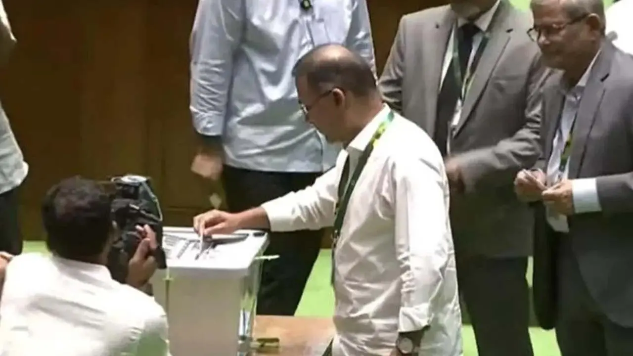 ভোট দিয়েছেন স্পিকার, প্রধানমন্ত্রী ও বিরোধী দলীয় নেতা -