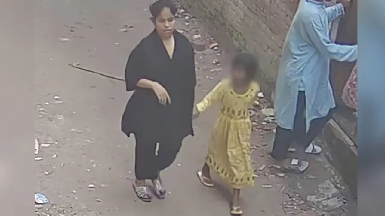 সিসিটিভিতে ধরা পড়েছে শিশুকে নিয়ে যাওয়ার দৃশ্য, দুদিনেও মেলেনি সন্ধান - ChiefTV
