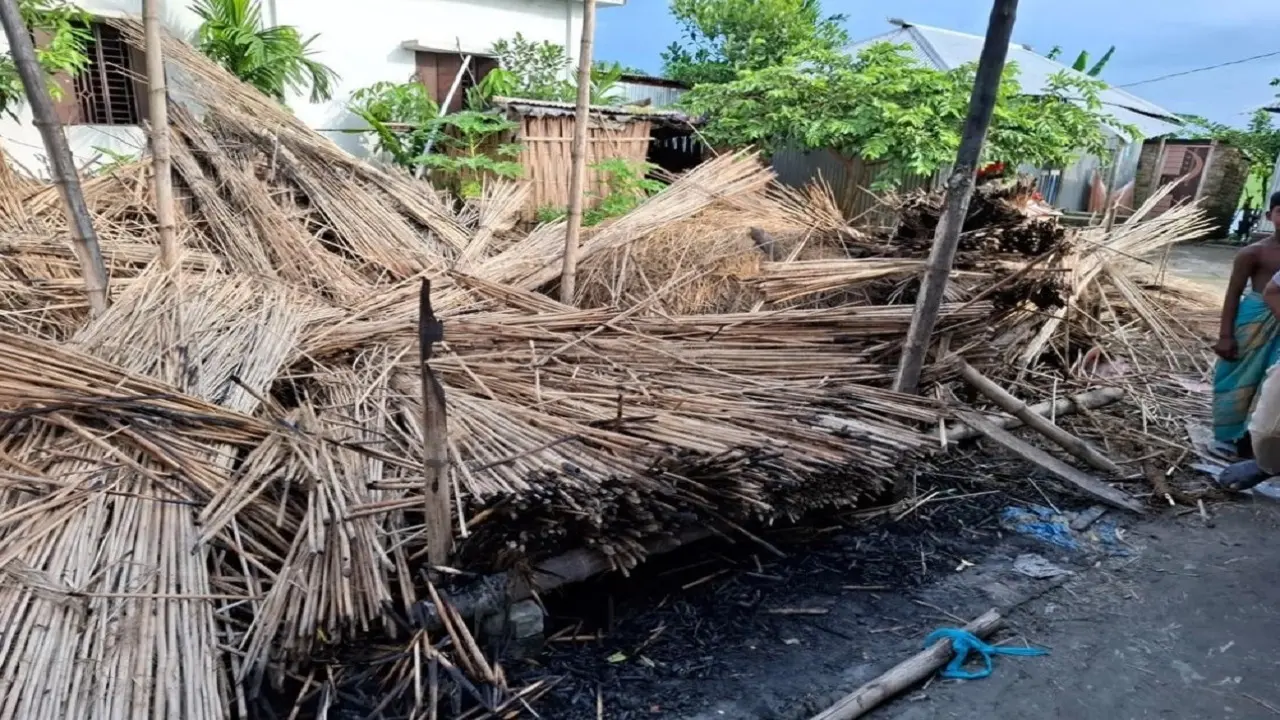 স্বামীকে তালাক দেওয়ায় স্ত্রীর বাবার বাড়িতে স্বামী কর্তৃক আগুন - Chief TV