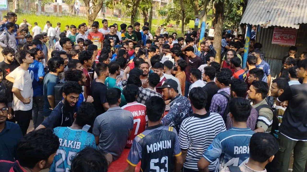 দোকানের মালিকানা নিয়ে জাবির দুই হলের সংঘর্ষ, আহত ২৬ - Chief TV