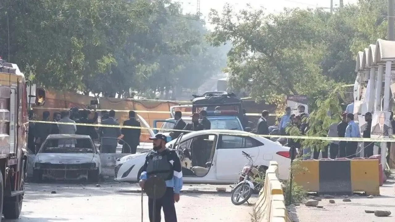 পাকিস্তানে পুলিশ লাইনে বিস্ফোরণ, প্রাণ গেল ১৬ জনের - Chief TV