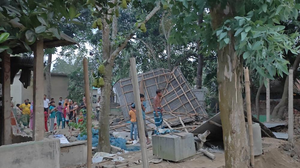 কাজিপুরে বাড়িতে হামলা ও ভাঙচুর, লুট হয়েছে খামারের গরু - Chief TV