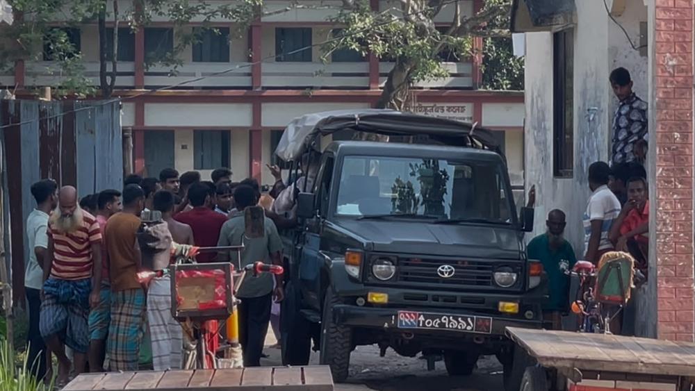কাভার্ড ভ্যানের ধাক্কায় নবম শ্রেণির শিক্ষার্থীর মৃত্যু - Chief TV
