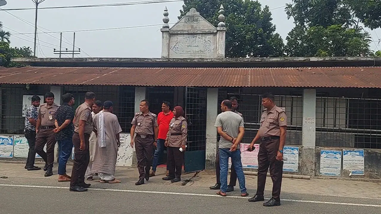 খুলনায় মসজিদে নামাজে দুর্বৃত্তদের গুলি, আহত ২ - Chief TV