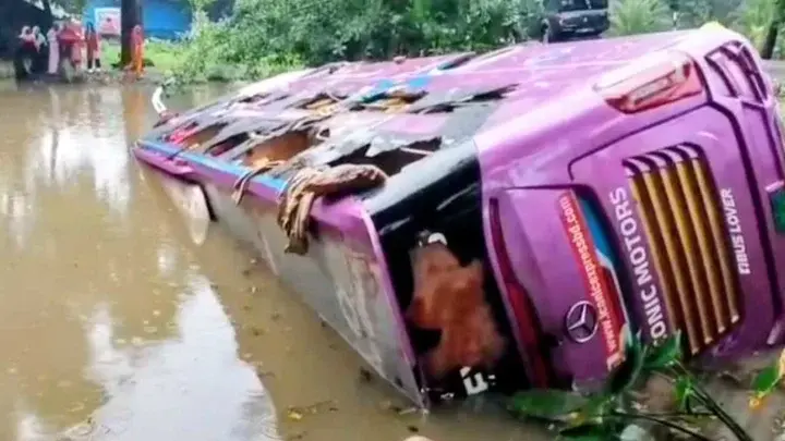 জবির সাবেক শিক্ষার্থীদের নিয়ে পুকুরে ডাবল ডেকার বাস - Chief TV