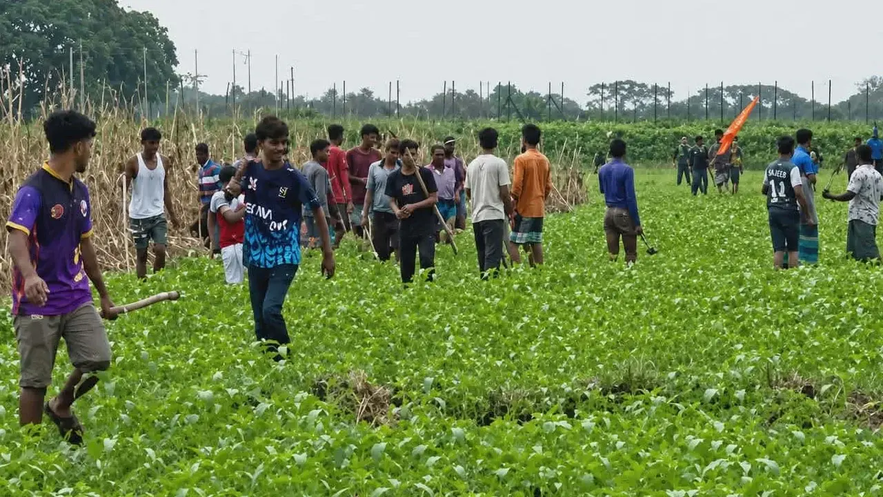 রৌমারী সীমান্তে বিএসএফের পুশইন চেষ্টা ব্যর্থ করল বিজিবি-গ্রামবাসী - Chief TV
