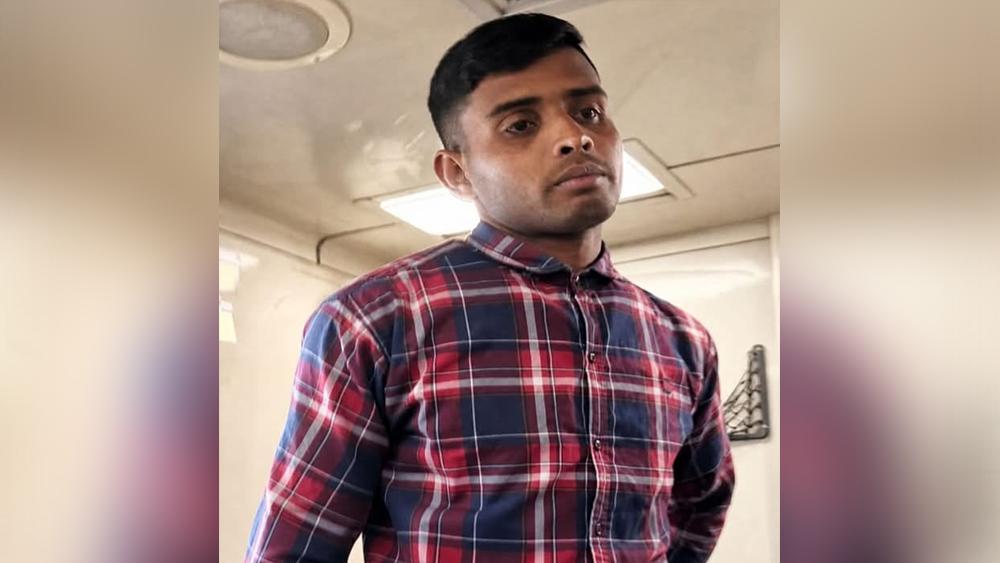 লালমনি এক্সপ্রেসে ভুয়া পরিচয়ে টিকিট চেকিং, যুবক আটক - Chief TV