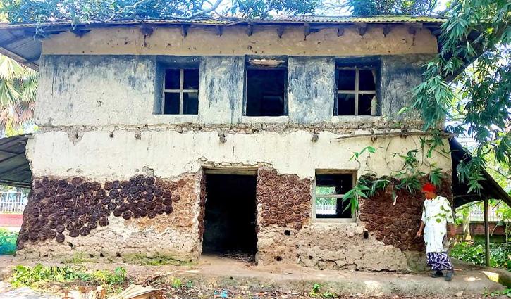 পরিত্যক্ত মাটির দোতলা স্বাস্থ্যকেন্দ্রে জীবনের ঝুঁকি নিয়ে চলছে চিকিৎসাসেবা - Chief TV