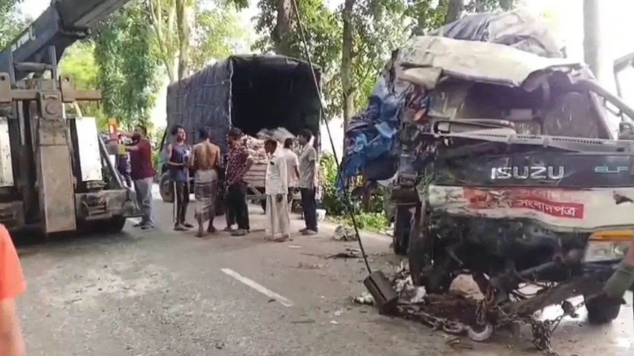 মাদারীপুরে দুই ট্রাকের মুখোমুখি সংঘর্ষ: চালক নিহত, আহত ৪ - Chief TV